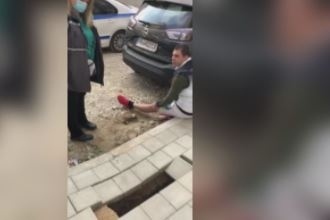 Новоремонтиран тротоар пропадна под краката на млад мъж в Пловдив (СНИМКИ)